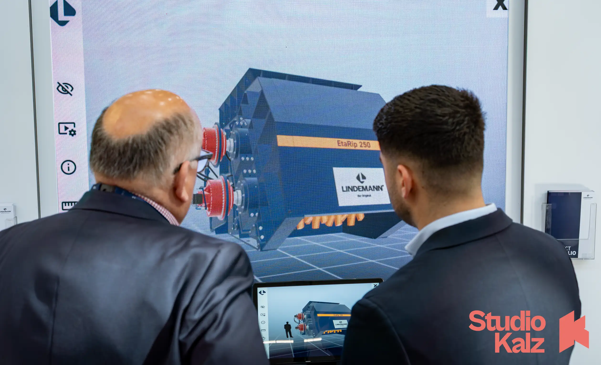 Großformatige LED-Wand am Lindemann-Messestand der IFAT 2026 mit 3D-Maschinenpräsentation – STUDIO KALZ