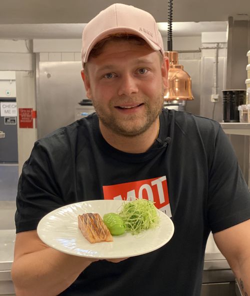 MOT-ambassadør Casper Sobczyk viser sin lækre forret med laks