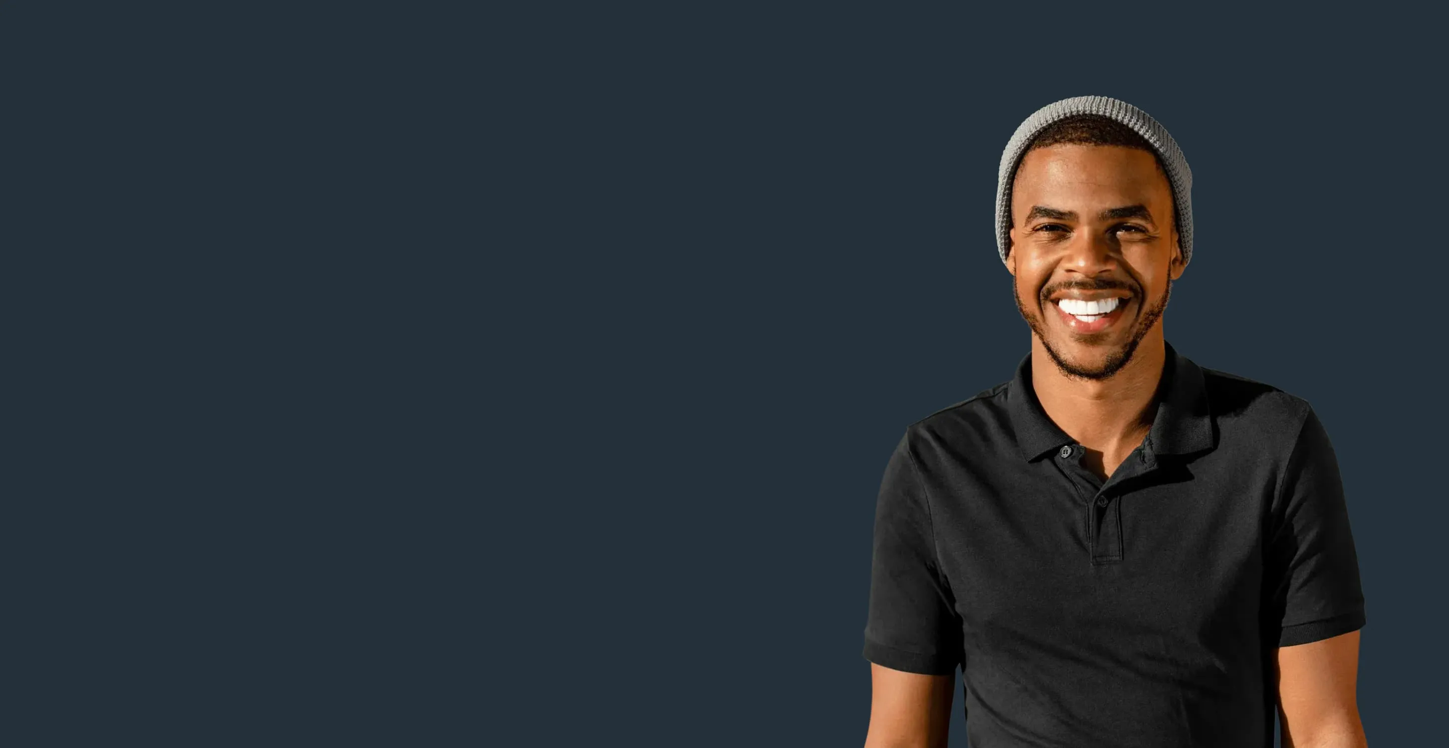 Ein Mann mit schwarzem Hemd und grauem Hut