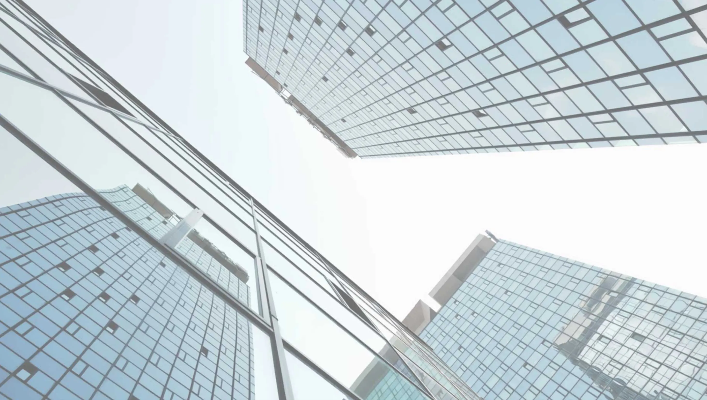 Eine Gruppe von hohen Gebäuden nebeneinander