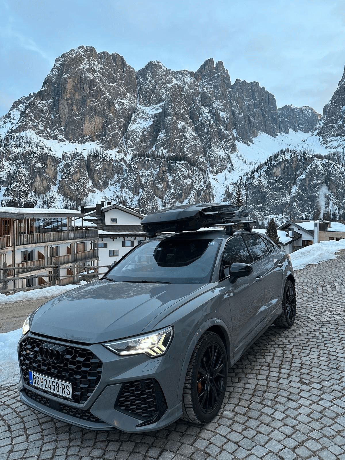 Audi na planini sa thule krovnim koferom