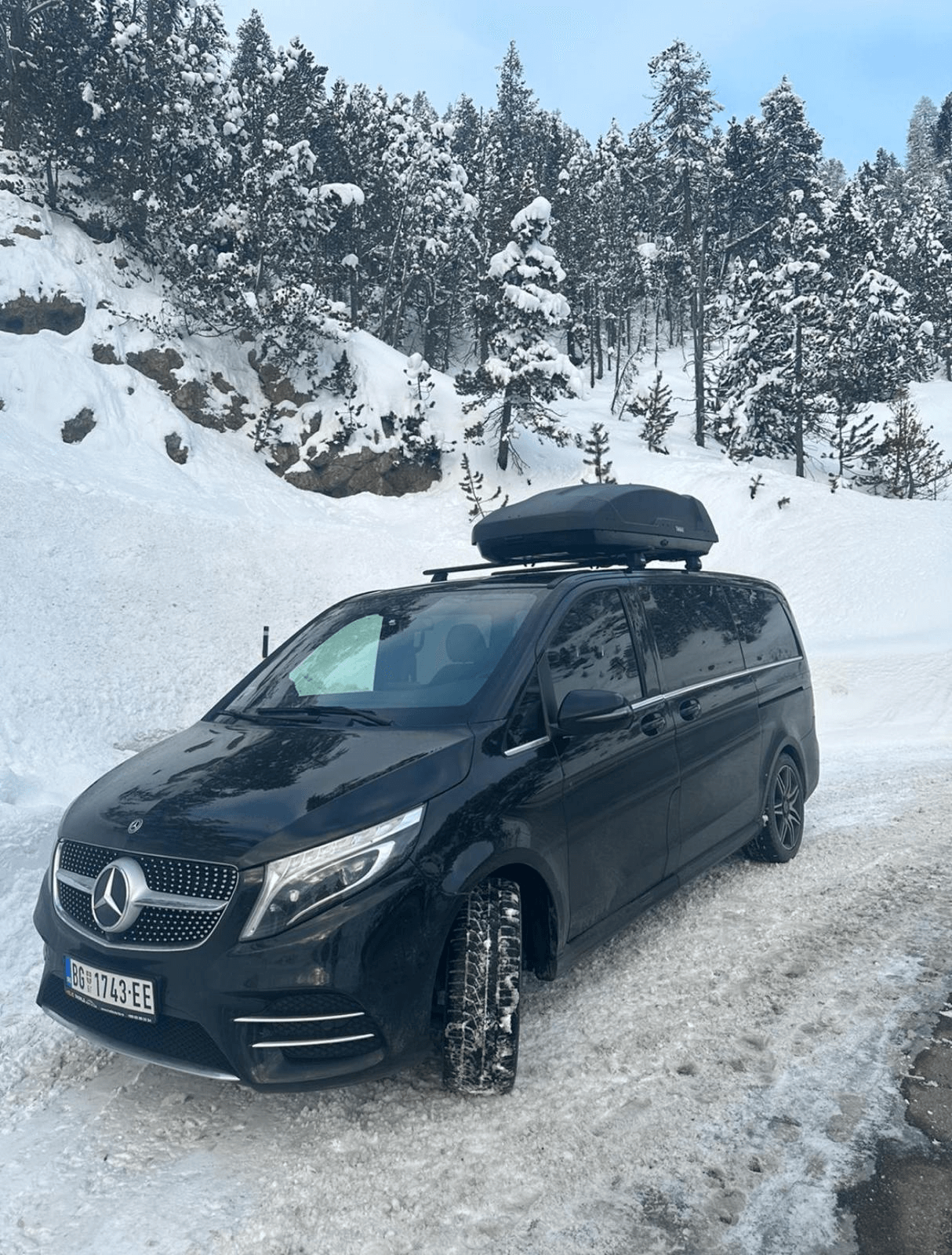 Mercedes kombi na skijalistu sa thule koferom