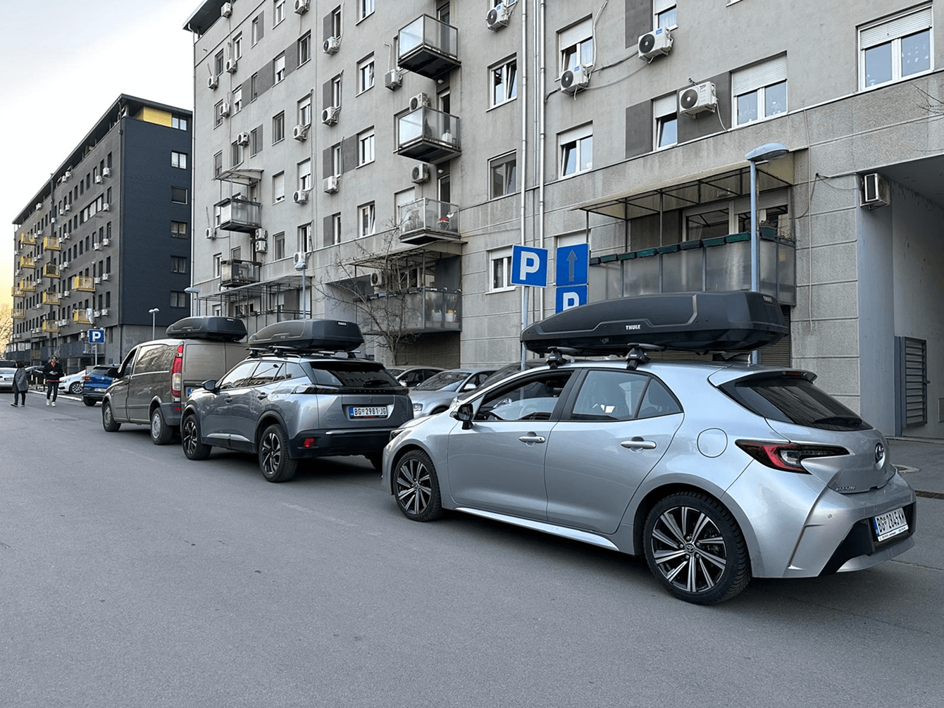 3 automobila sa krovnim koferima