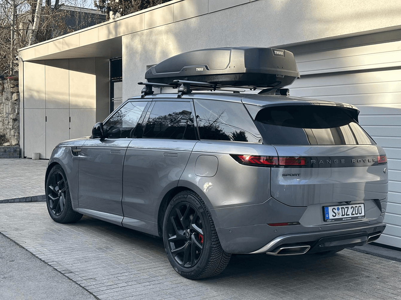 Land cruser automobil sa thule koferom na krovu