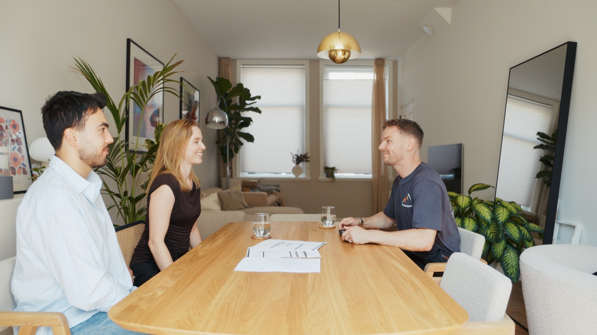 Een adviseur van Duurzaam Check in gesprek aan de keukentafel