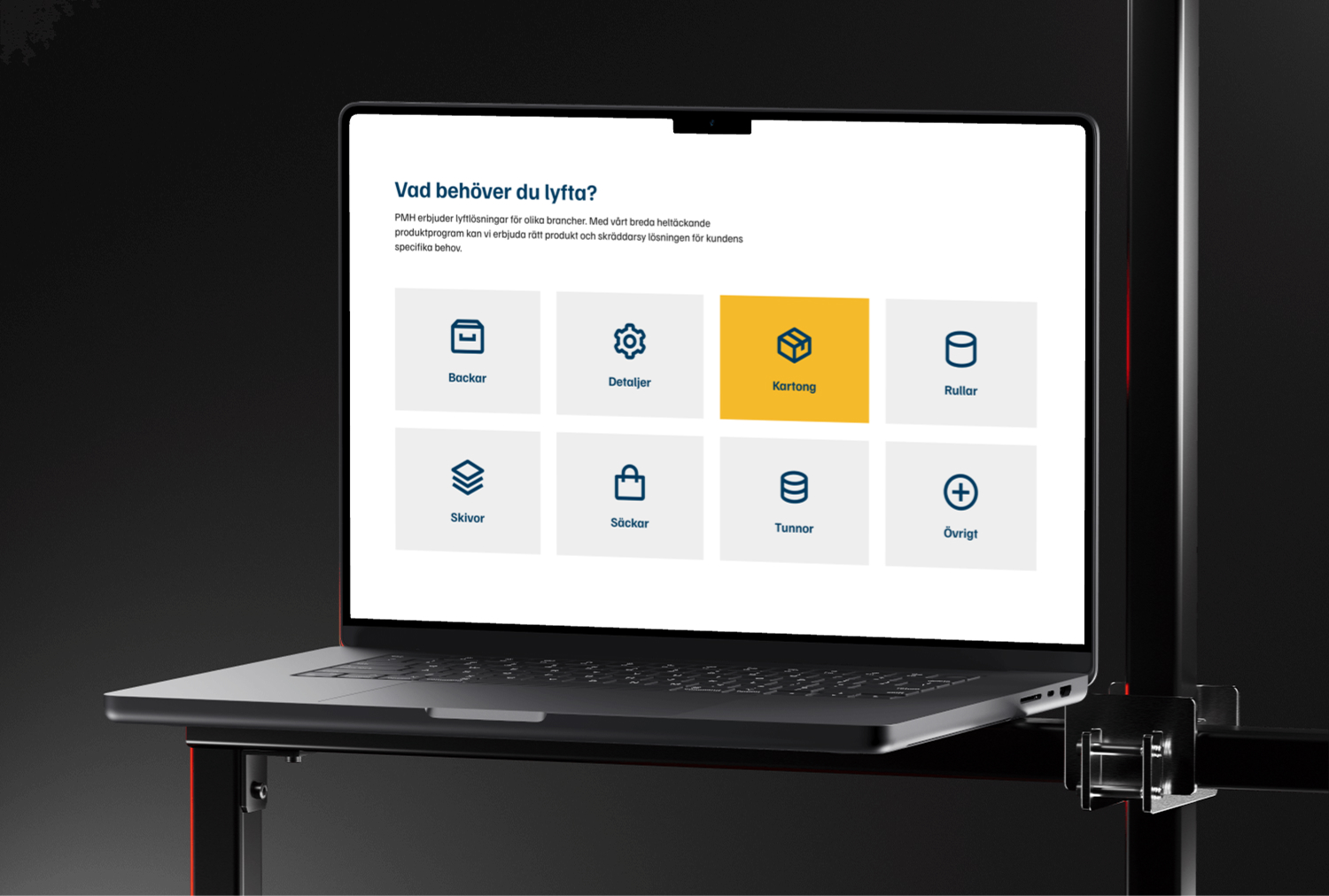 Bärbar dator på justerbart skrivbord med svenska produktalternativ för lyftlösningar inklusive lådor, detaljer, kartonger, rullar, tallrikar, påsar, trummor med mera.