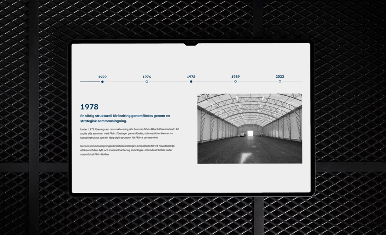 Stor lagerinredning med högt i tak och tidslinje på skärmen.