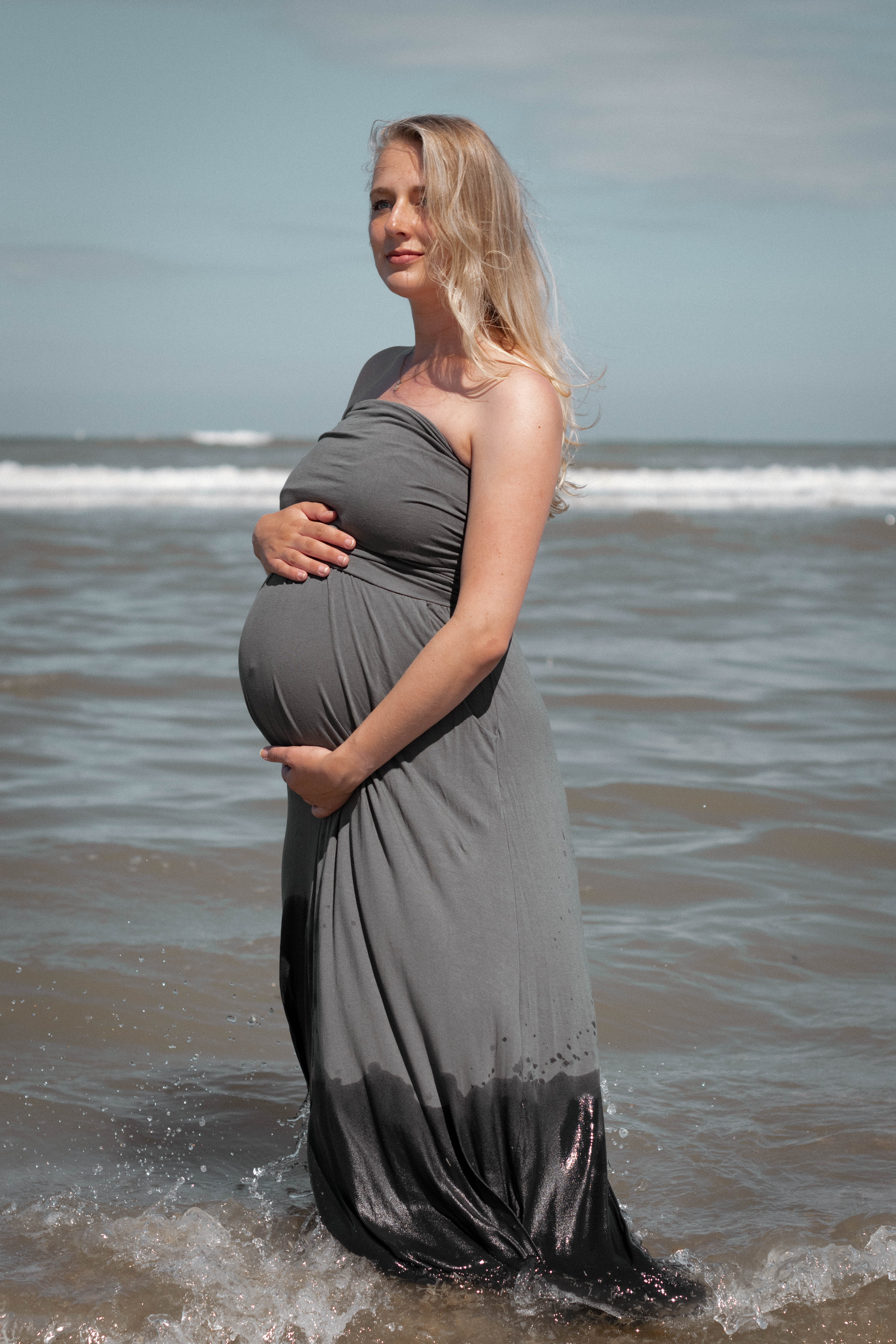 Maternityshoot on the beach in NL (Hoek van Holland)
