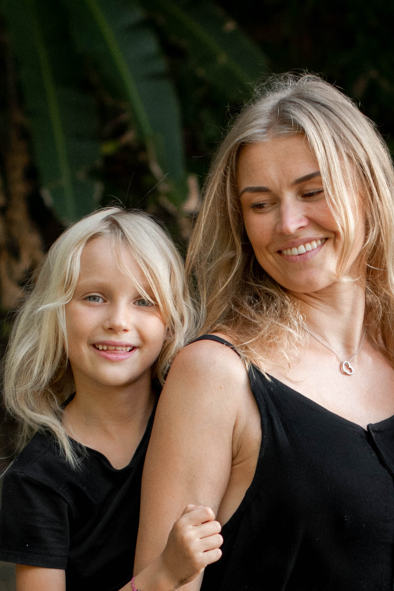 Portrait of familyshoot in Bahia Ballena in Costa Rica