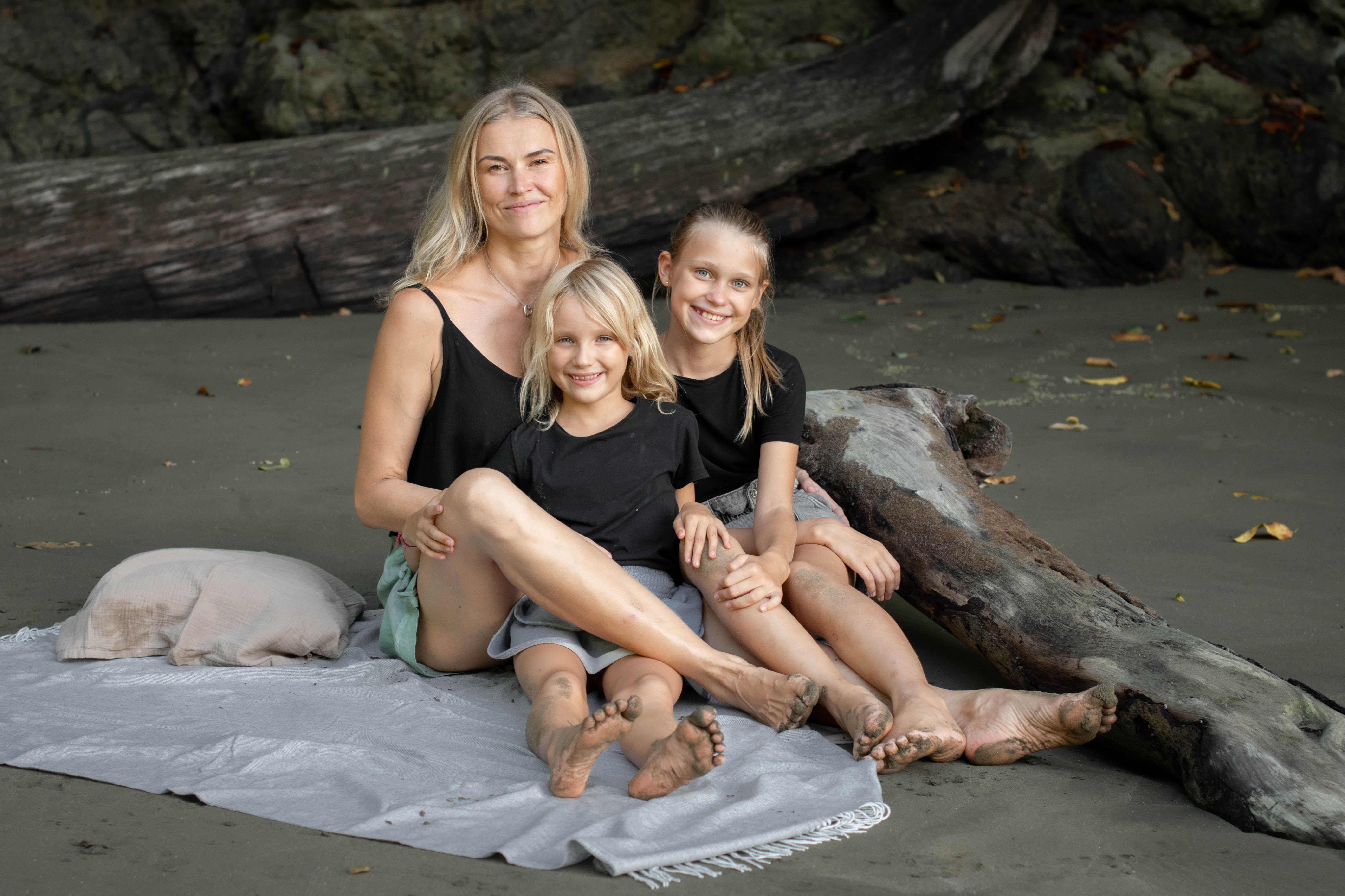 Portrait of familyshoot in Bahia Ballena in Costa Rica