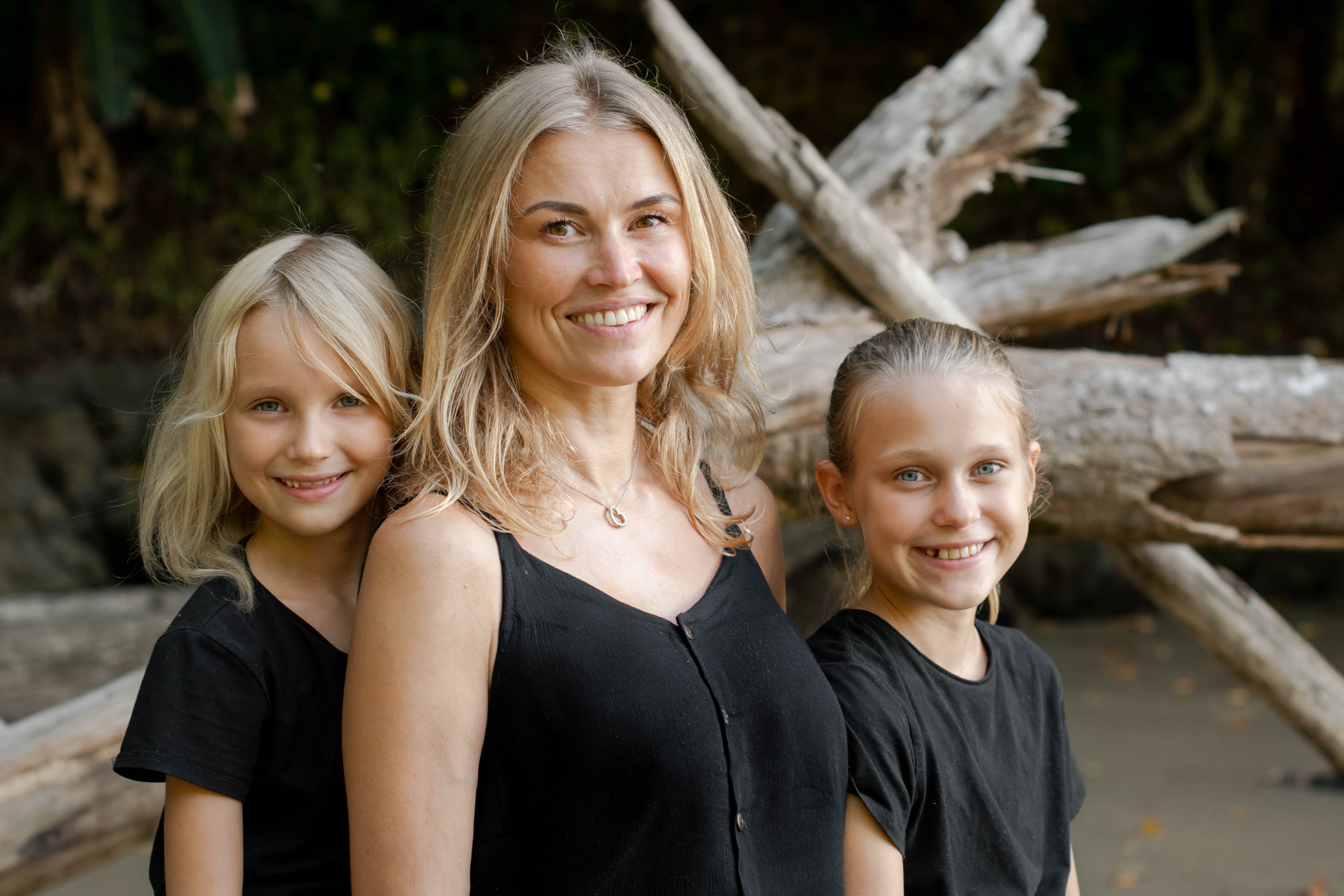Portrait of familyshoot in Bahia Ballena in Costa Rica