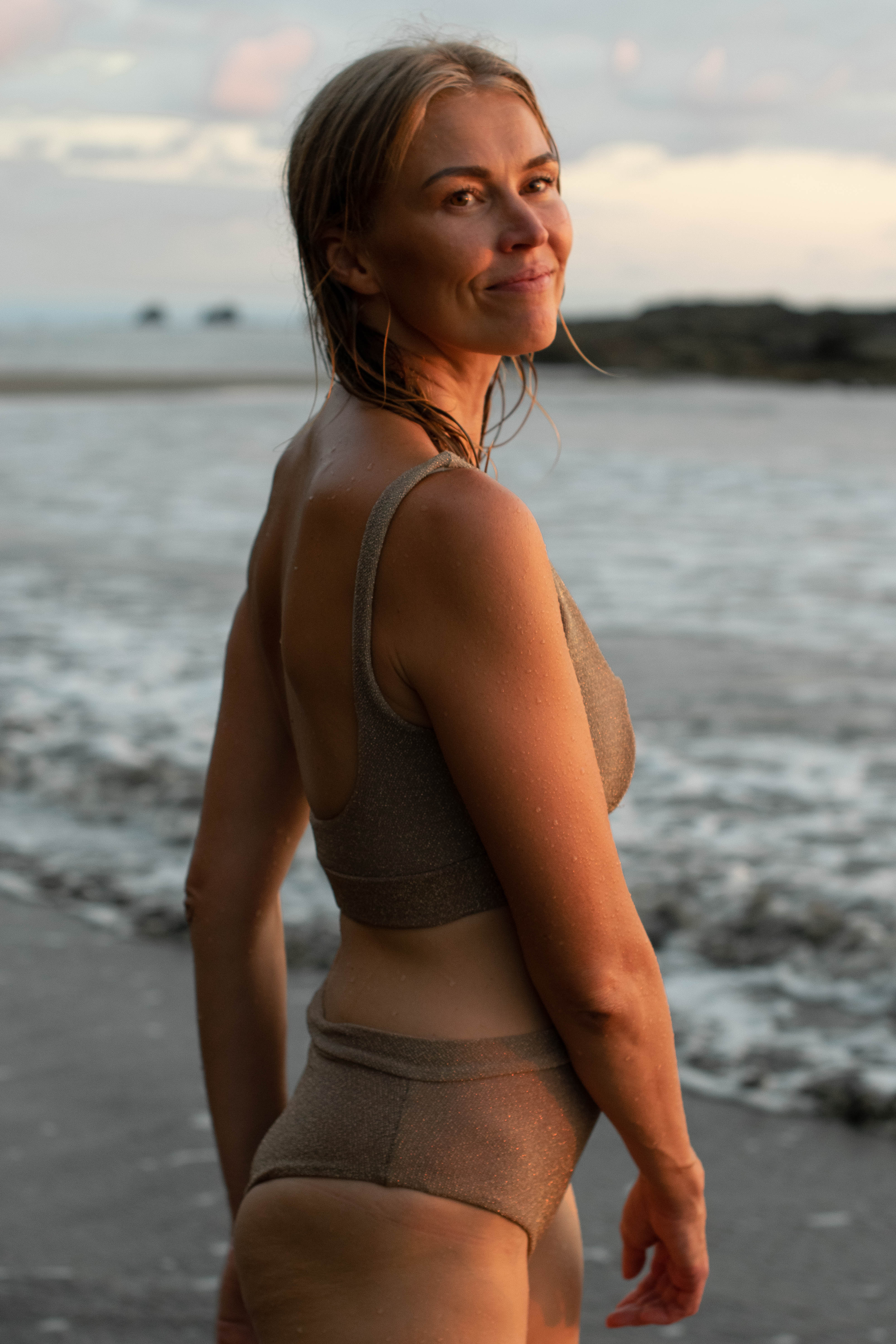 Portrait of familyshoot in Bahia Ballena in Costa Rica
