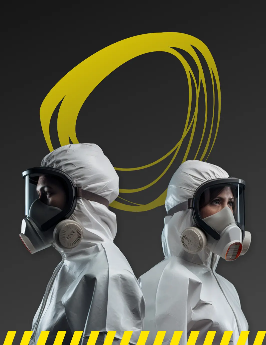 Deux personnes en combinaison blanche de protection avec masques à gaz, dos à dos sur fond sombre avec un logo jaune stylisé derrière elles.