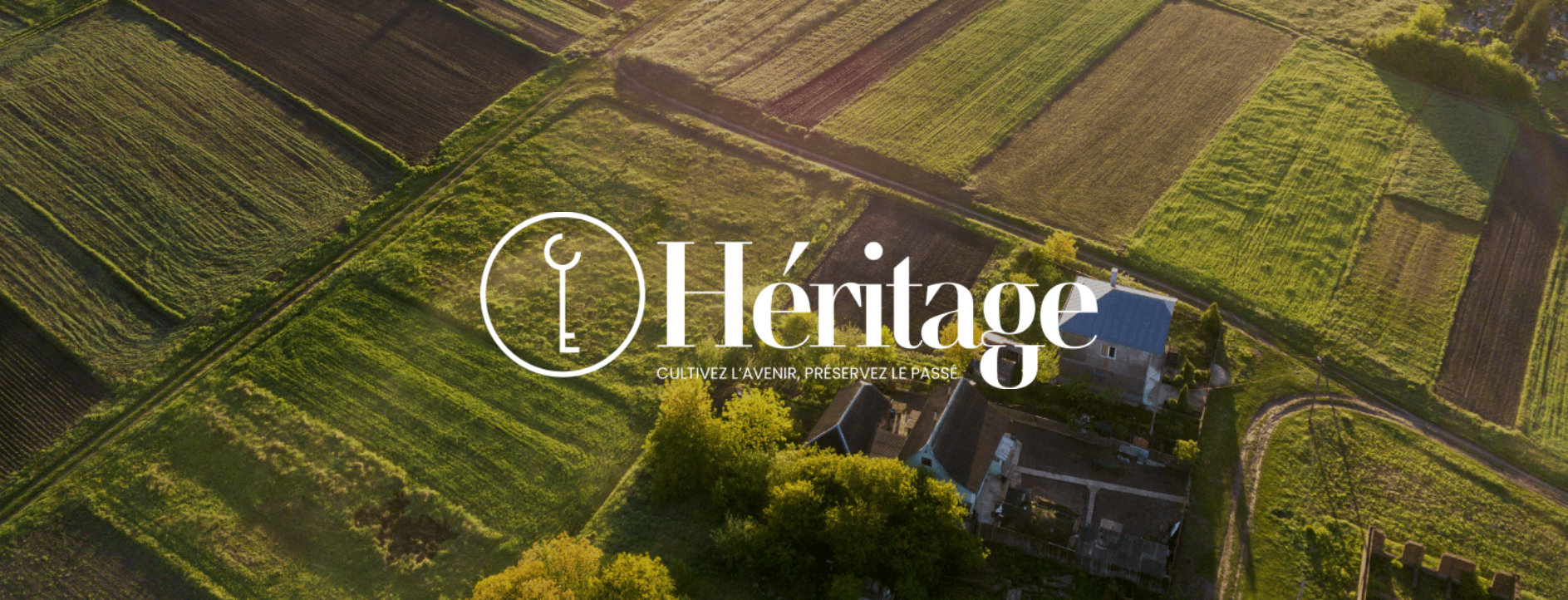Une ferme entourée de champs