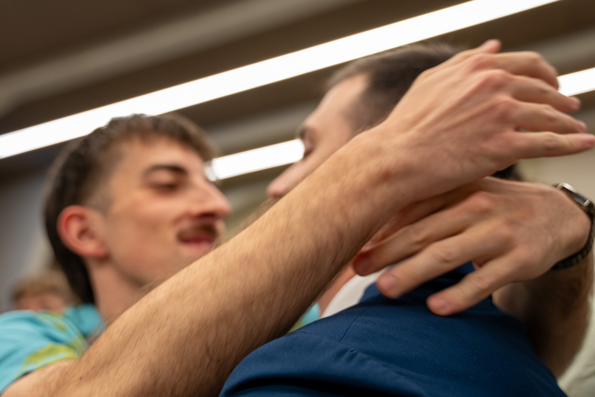 Fotografo per laurea al Politecnico di Torino – Cristiano - proclamazione  abbraccio con amici