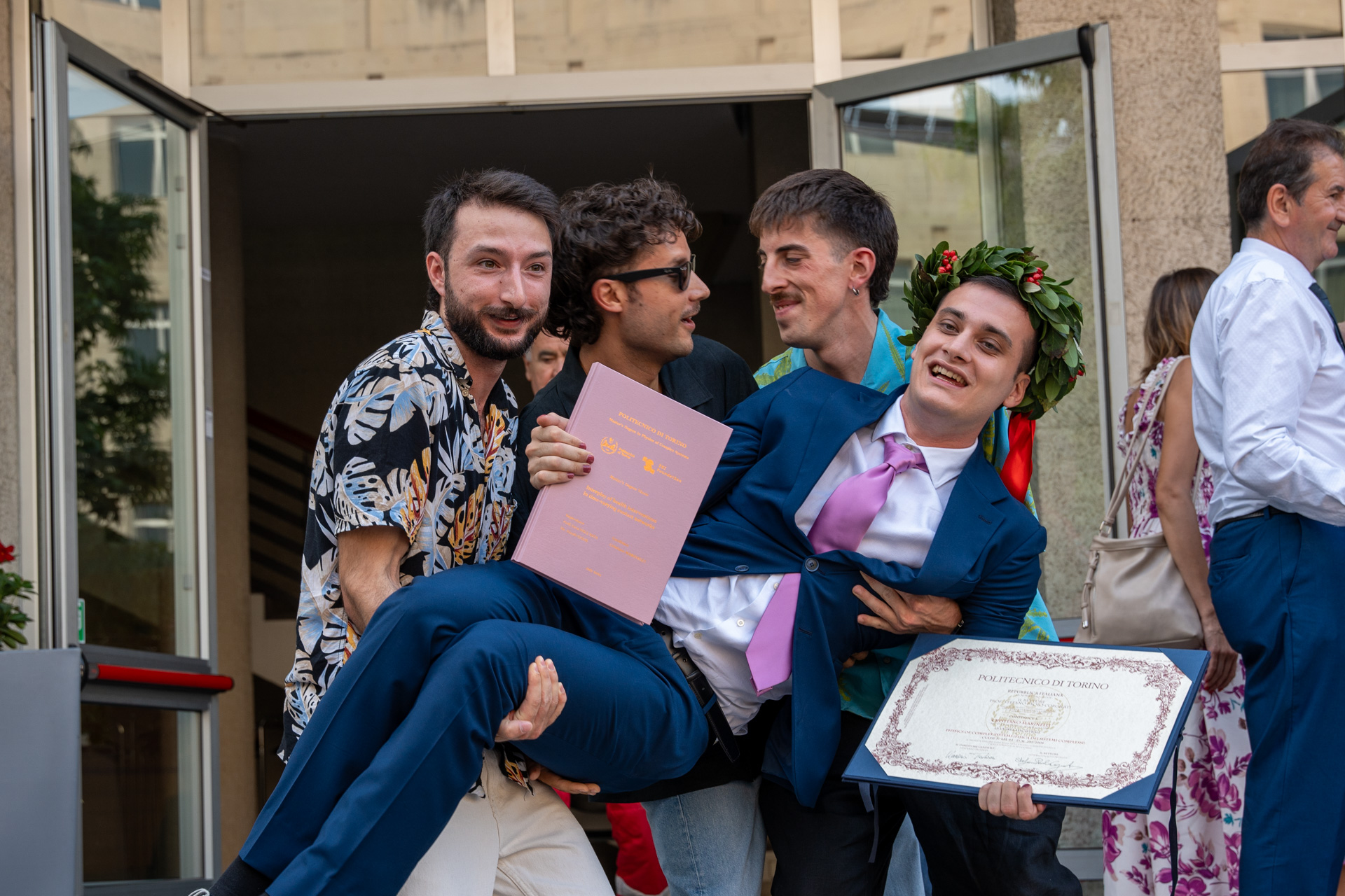 Fotografo per laurea al Politecnico di Torino – Cristiano - foto amici in braccio