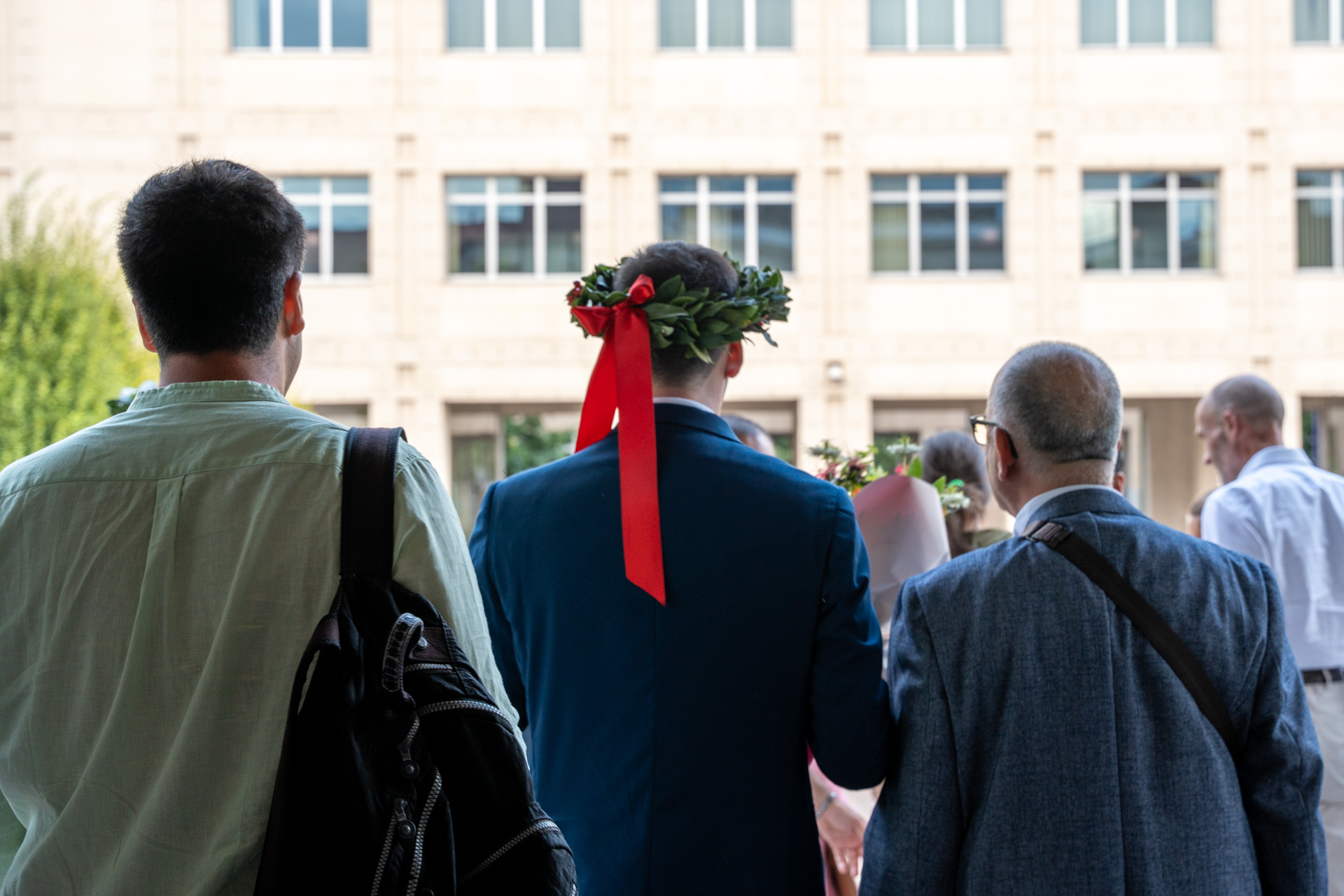 Fotografo per laurea al Politecnico di Torino – Cristiano - uscita dalla sala con corona d'alloror