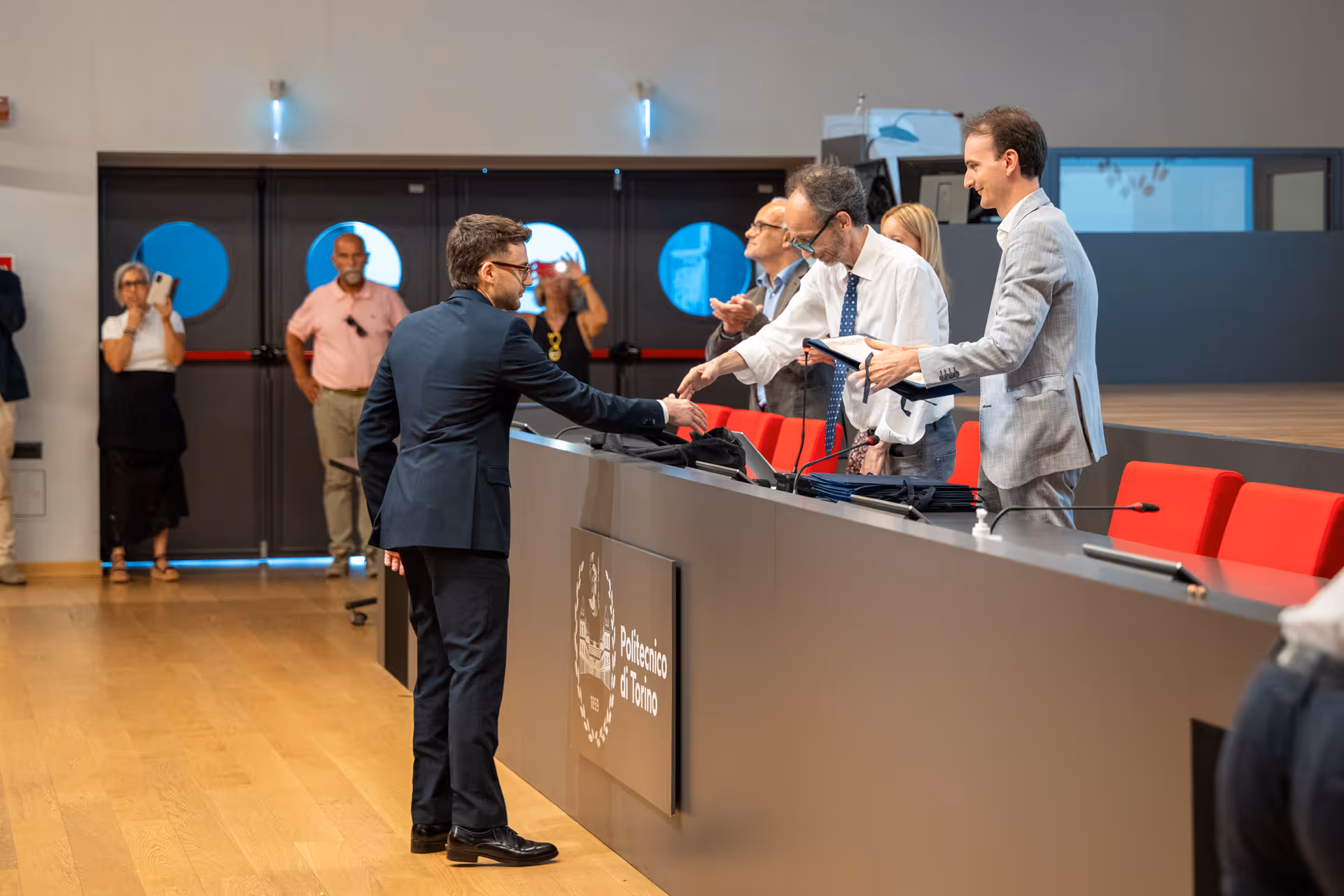 Fotografo per laurea al Politecnico di Torino – Santi - proclamazione stretta di mano