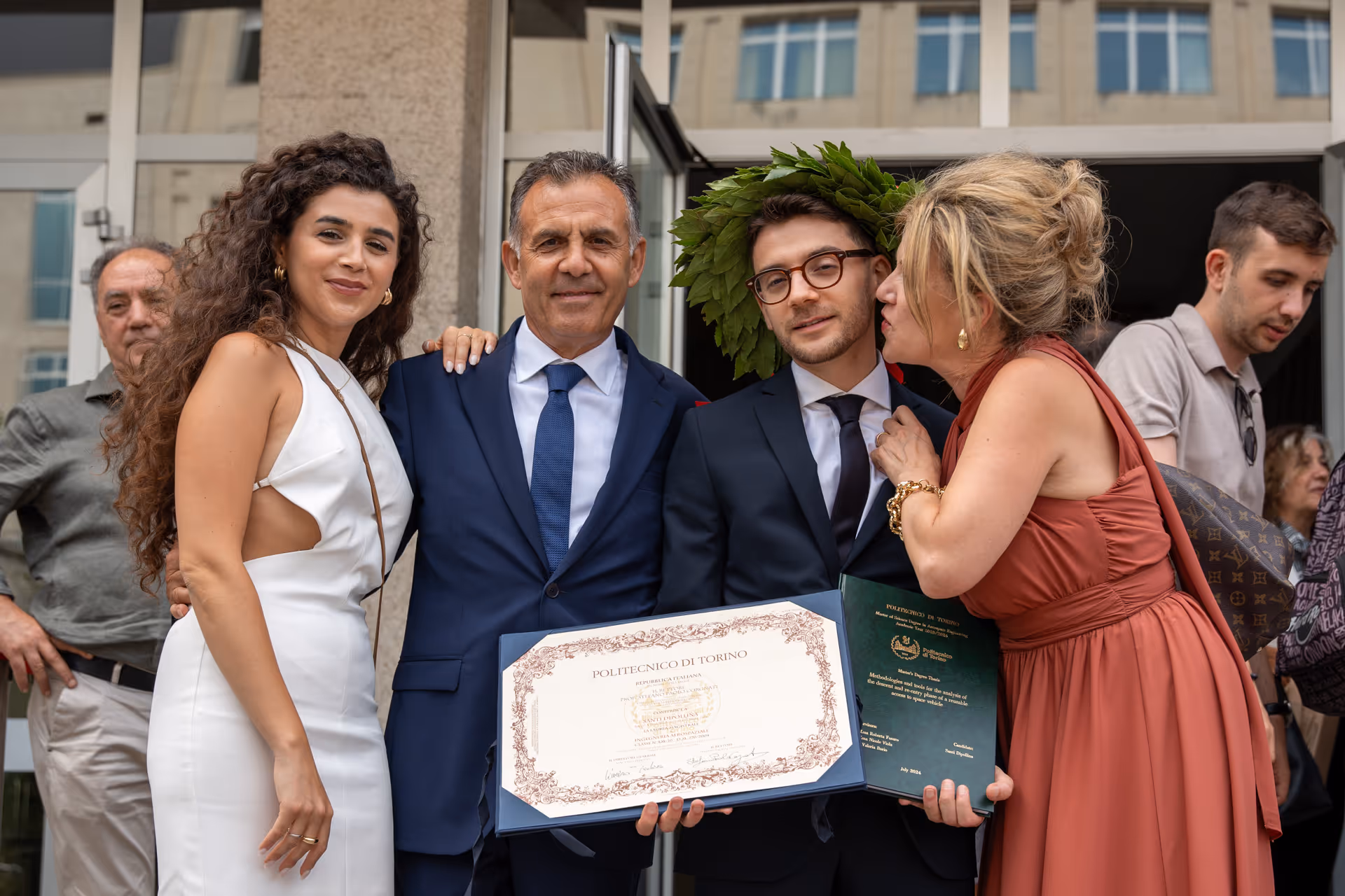 Fotografo per laurea al Politecnico di Torino – Santi - laurea foto genitori e sorella