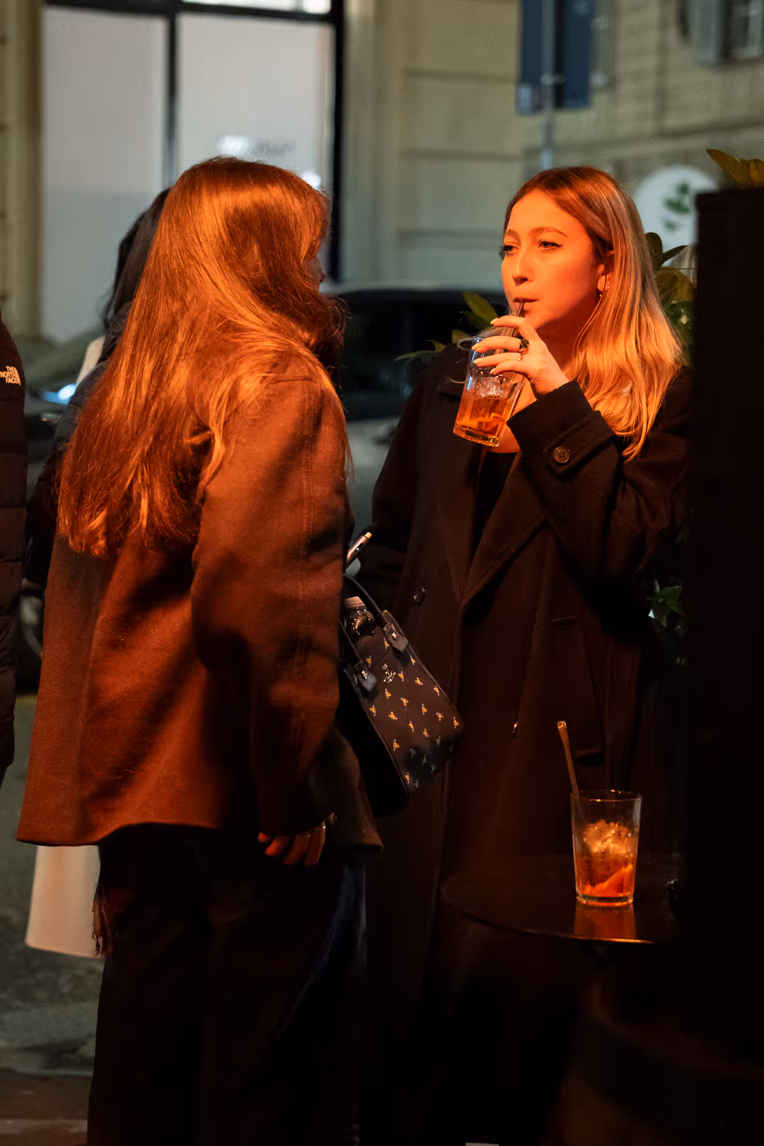 Fotografo per eventi e serate a Torino - pubblico donne esterno locale