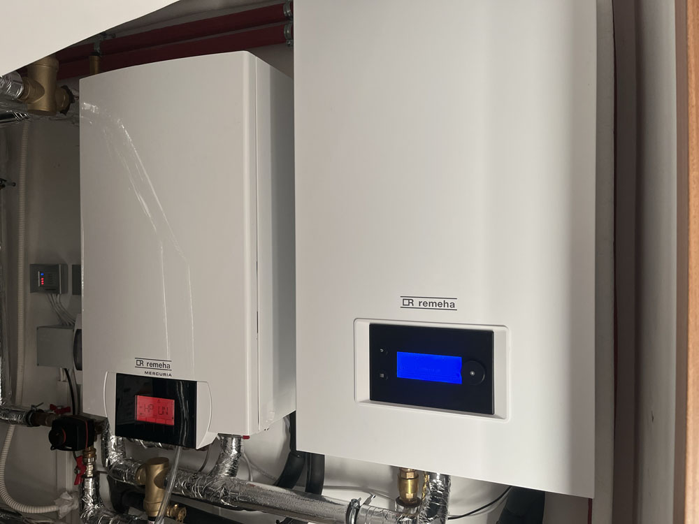 Hőszivattyú és klíma telepítés a Harmatosvölgyi Rendezvényközpontban: optimalizált, inverteres rendszerek energiatakarékos működéssel.