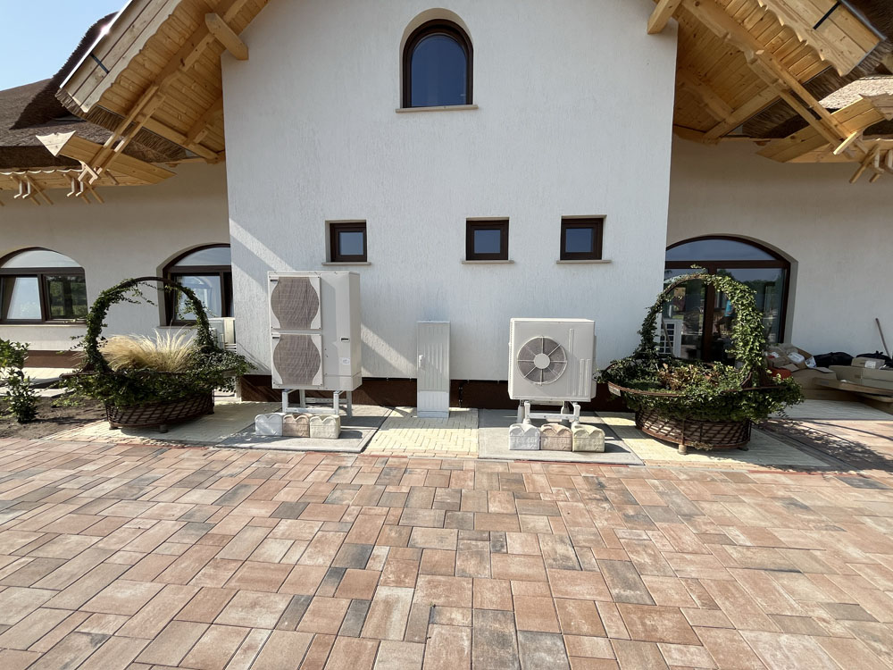 Hőszivattyú és klíma telepítés a Harmatosvölgyi Rendezvényközpontban: optimalizált, inverteres rendszerek energiatakarékos működéssel.