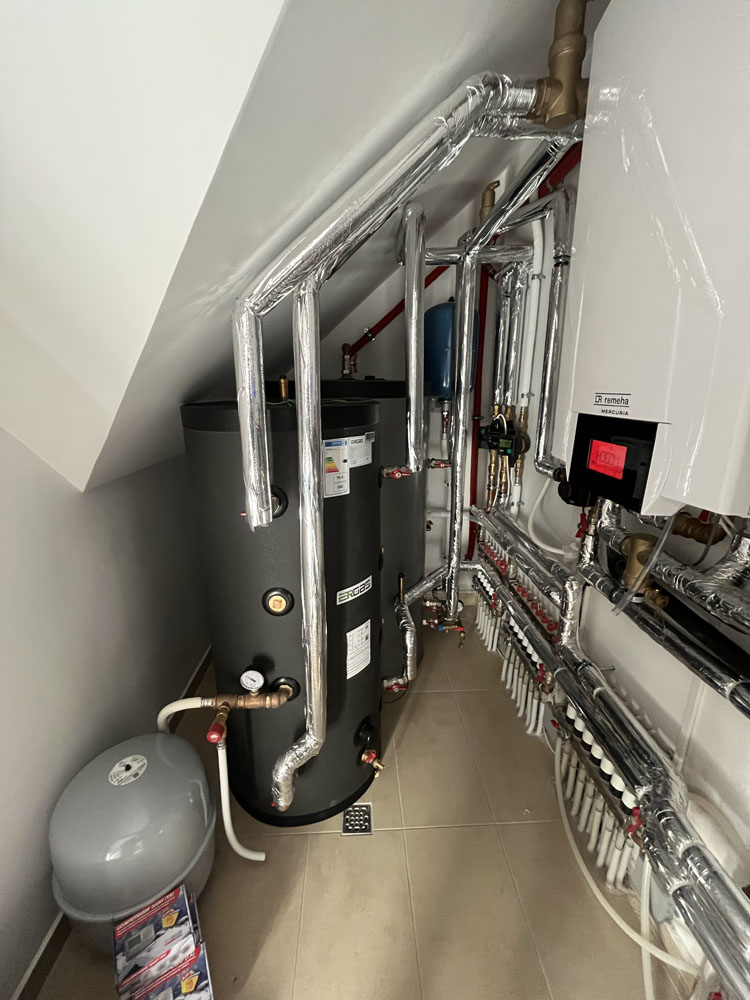 Hőszivattyú és klíma telepítés a Harmatosvölgyi Rendezvényközpontban: optimalizált, inverteres rendszerek energiatakarékos működéssel.