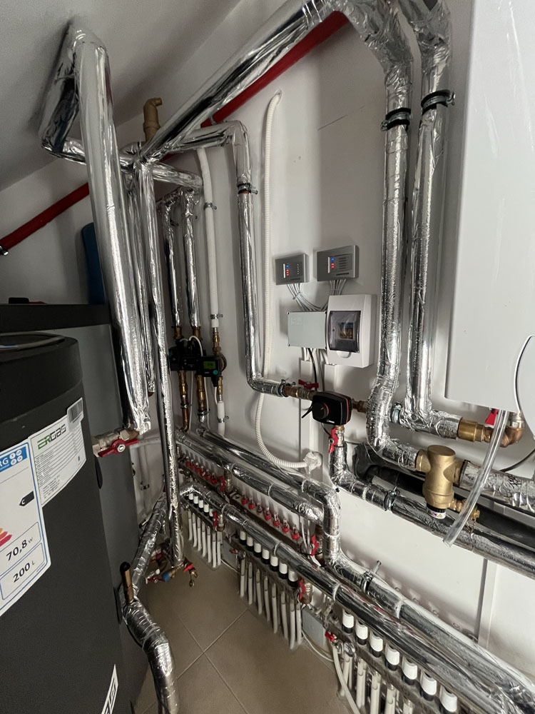 Hőszivattyú és klíma telepítés a Harmatosvölgyi Rendezvényközpontban: optimalizált, inverteres rendszerek energiatakarékos működéssel.