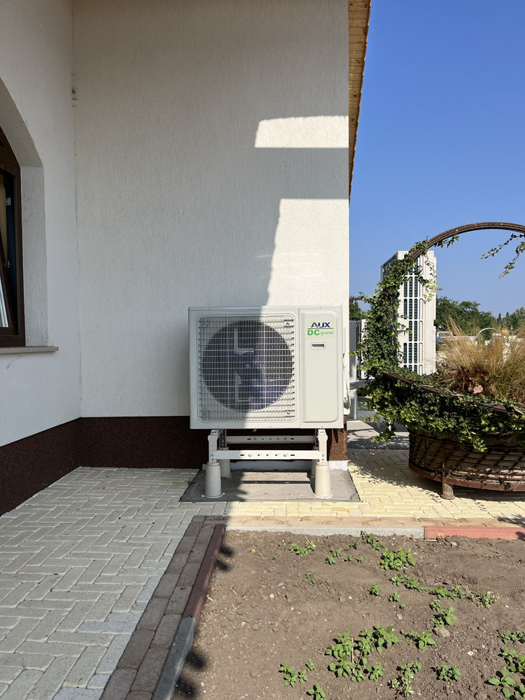 Hőszivattyú és klíma telepítés a Harmatosvölgyi Rendezvényközpontban: optimalizált, inverteres rendszerek energiatakarékos működéssel.