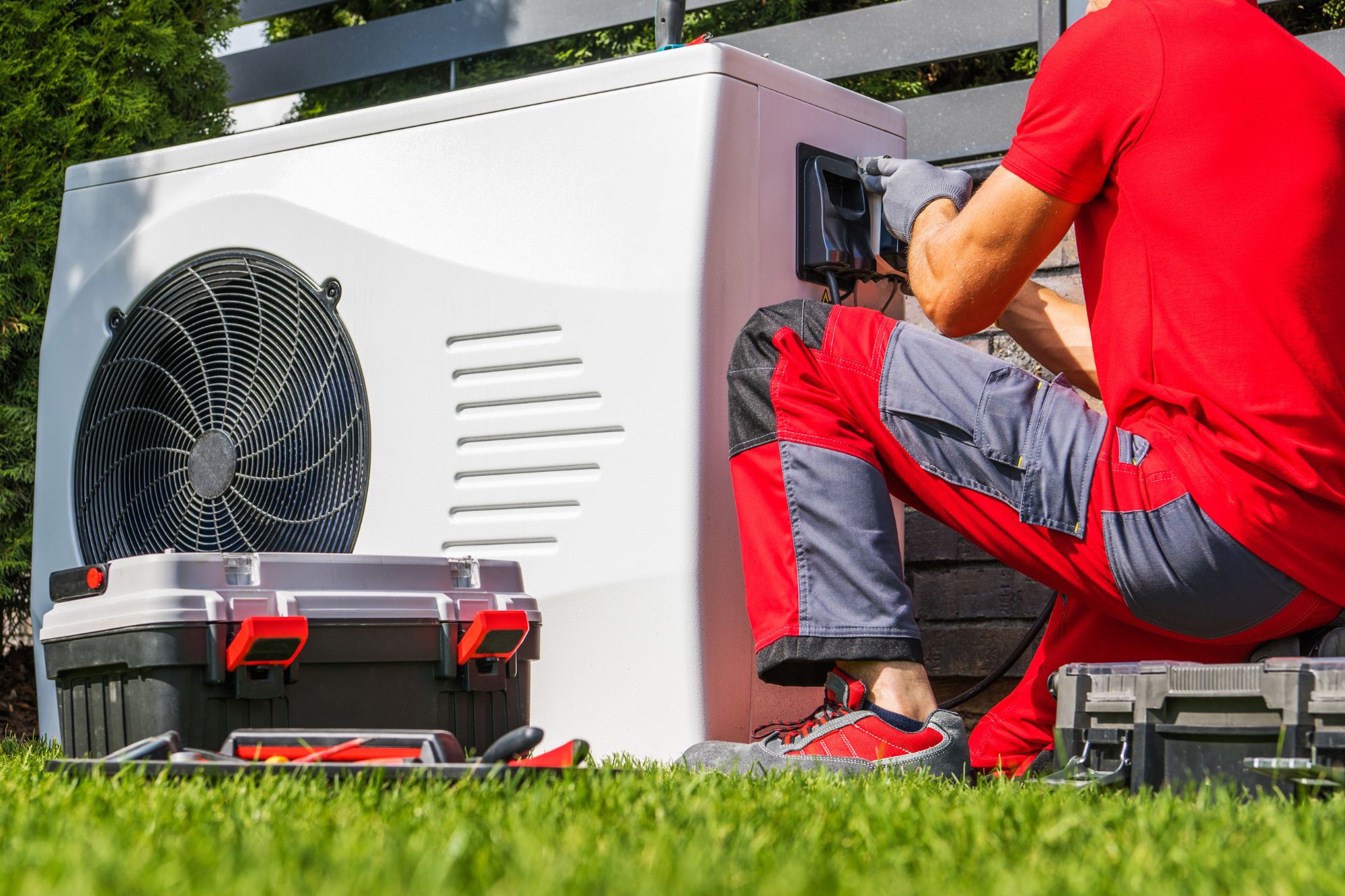 hőszivattyús fűtés, szakember külső egységet telepít