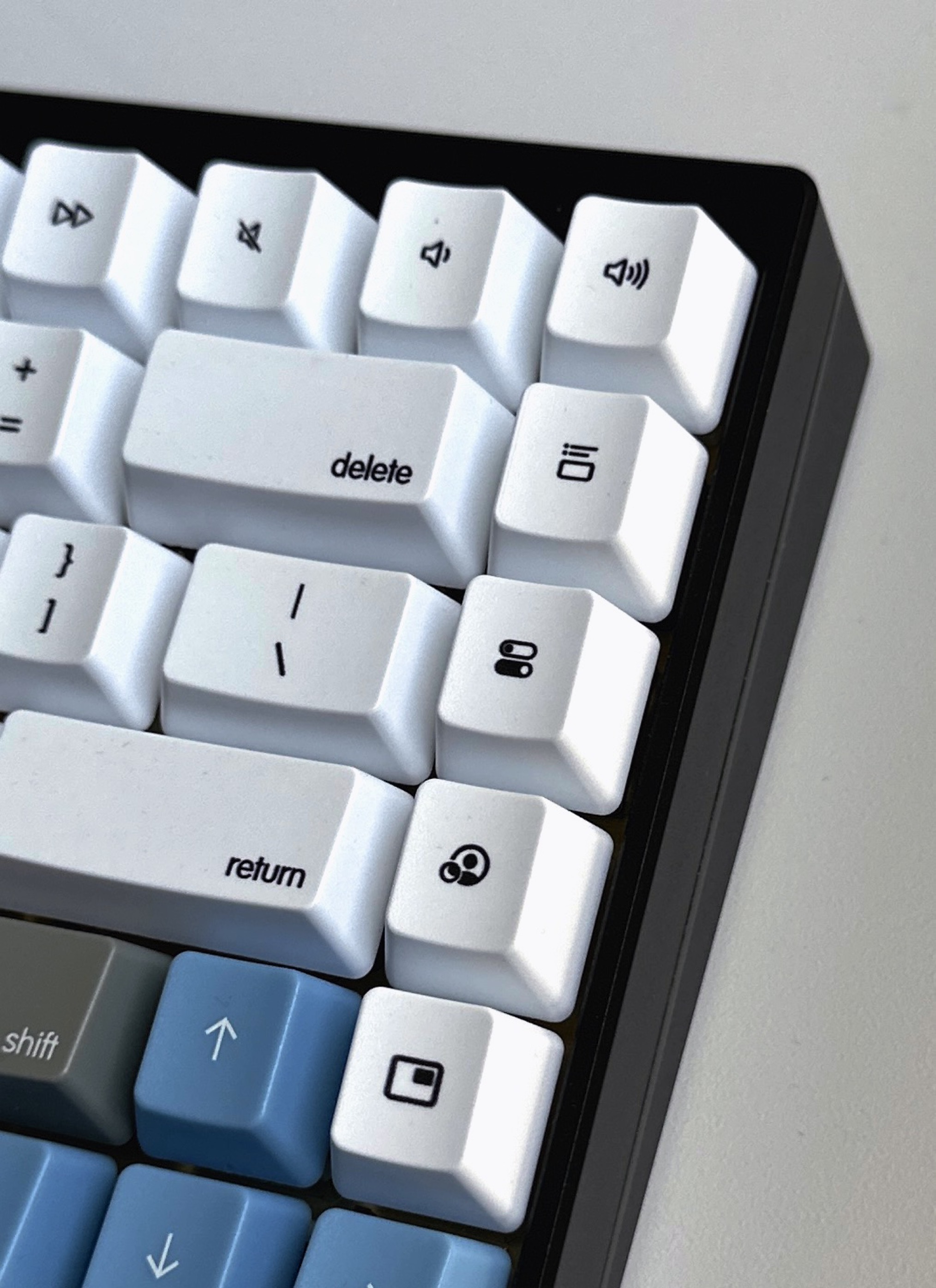 Mechanical keyboard with custom mac keycaps