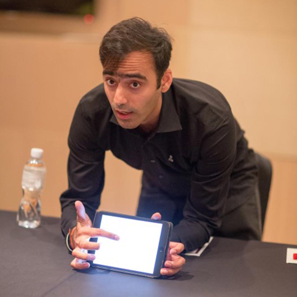 Sunny showing a tablet during a workshop