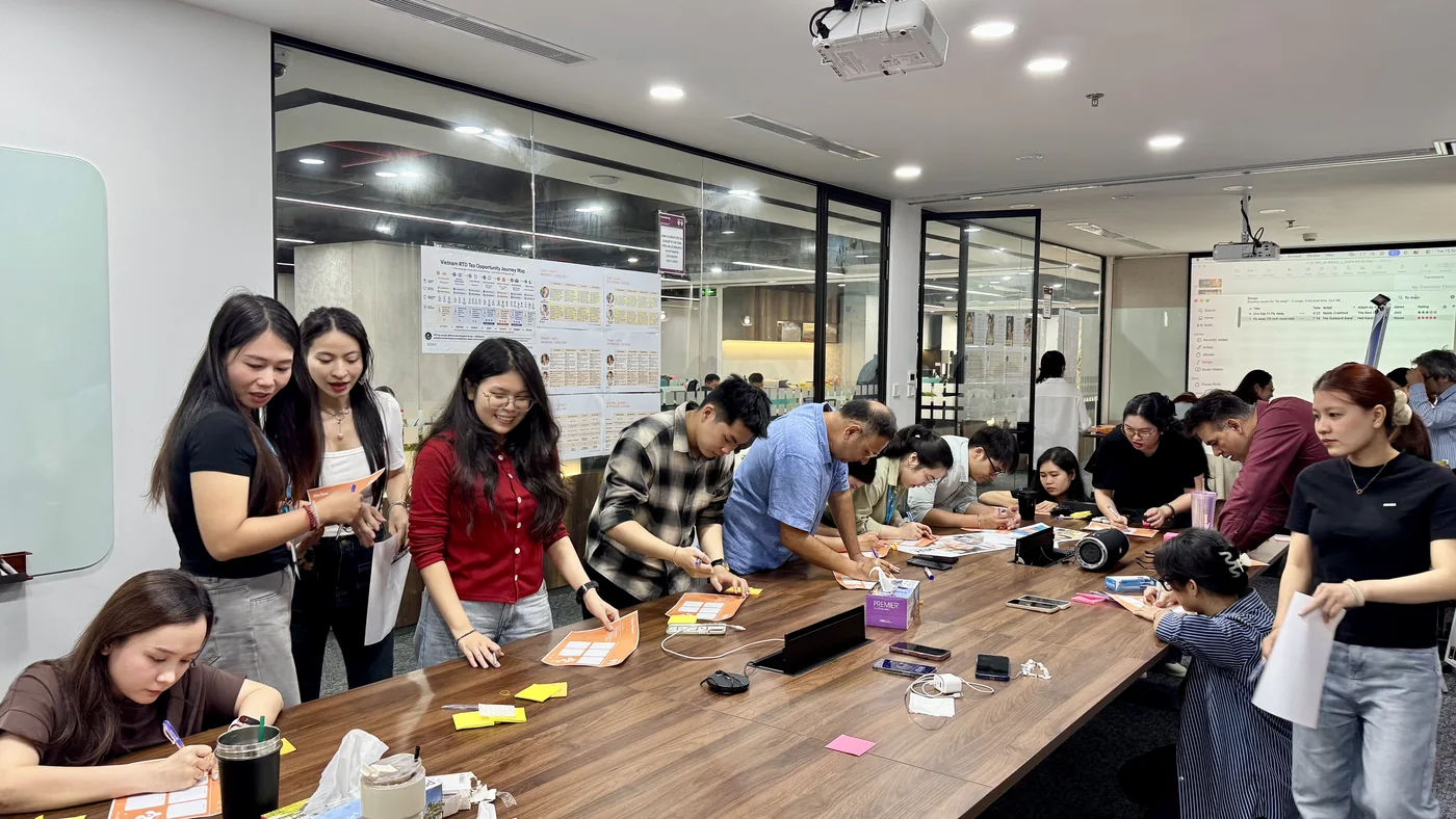 FES Vietnam teams writing down ideas along the meeting table during the IDEA workshop