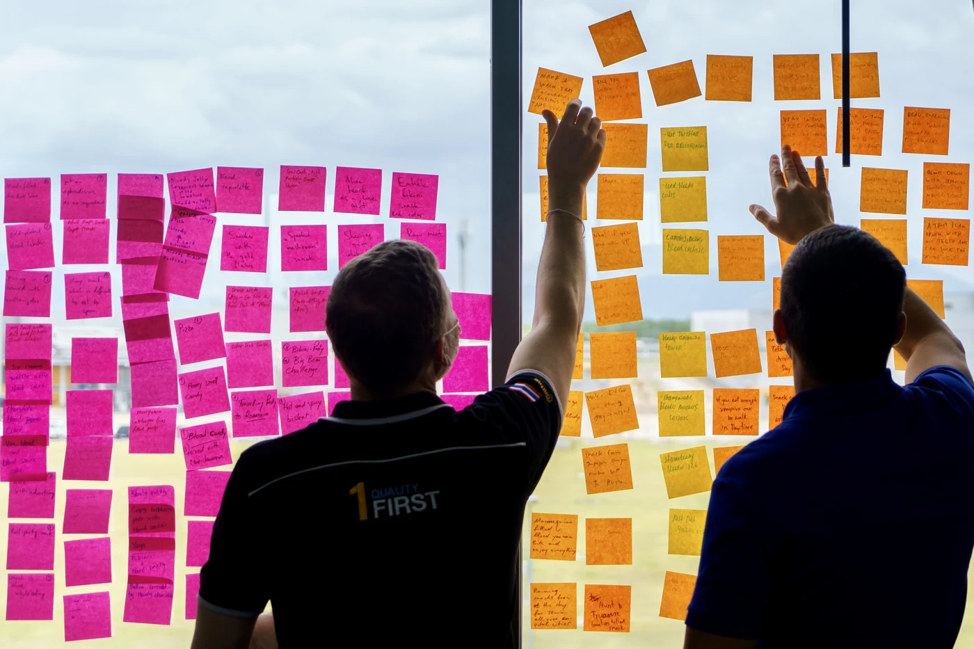 Continental engineers sticking idea notes on a window during an X-IDEA workshop