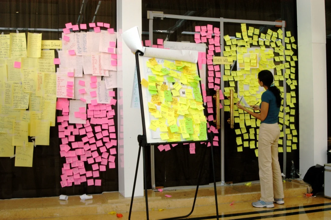A participant reading the idea walls during the discovery walk