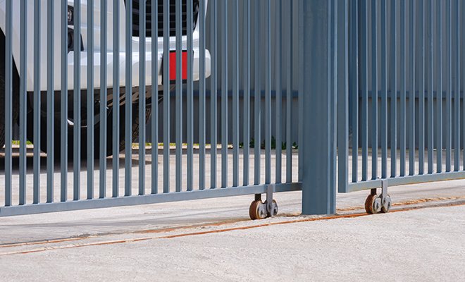 Cantilever fence gate