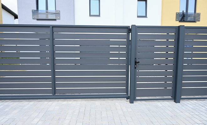 Automatic sliding fence gate