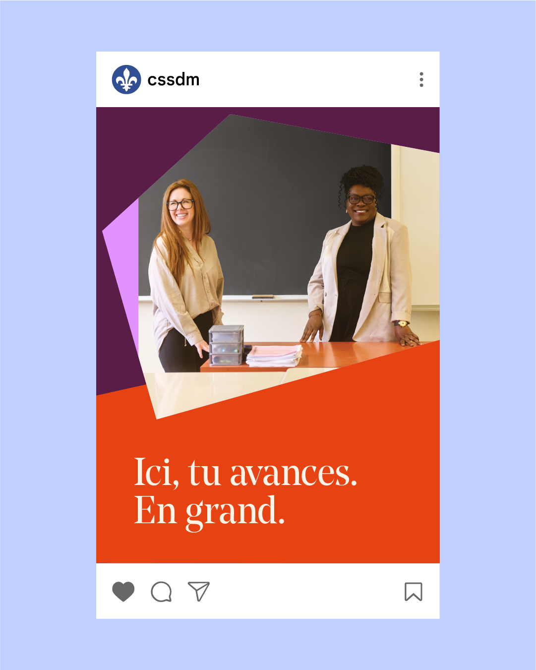 Visuel Instagram du CSSDM : deux femmes dans une salle de classe, avec le slogan « Ici, tu avances. En grand. »