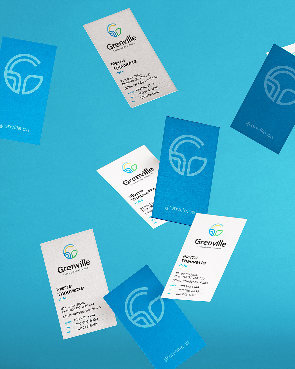Identité visuelle de Grenville déclinée sur des cartes professionnelles, avec un logo multicolore et des motifs bleus.