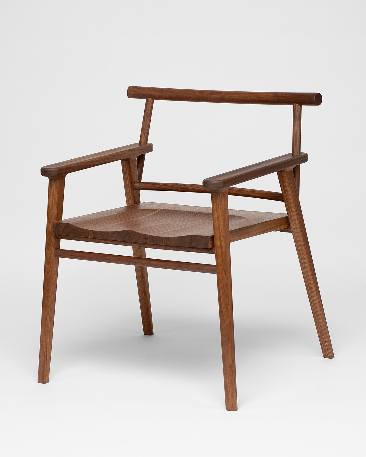 Chaise en bois photographiée sur fond blanc pour l’École d’ébénisterie d’art de Montréal.