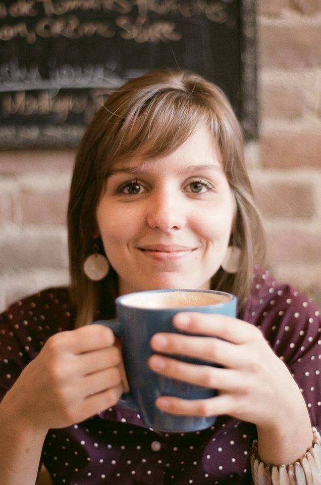 Portrait de Laurence Pilon, de pilondesign, tenant une tasse de café.