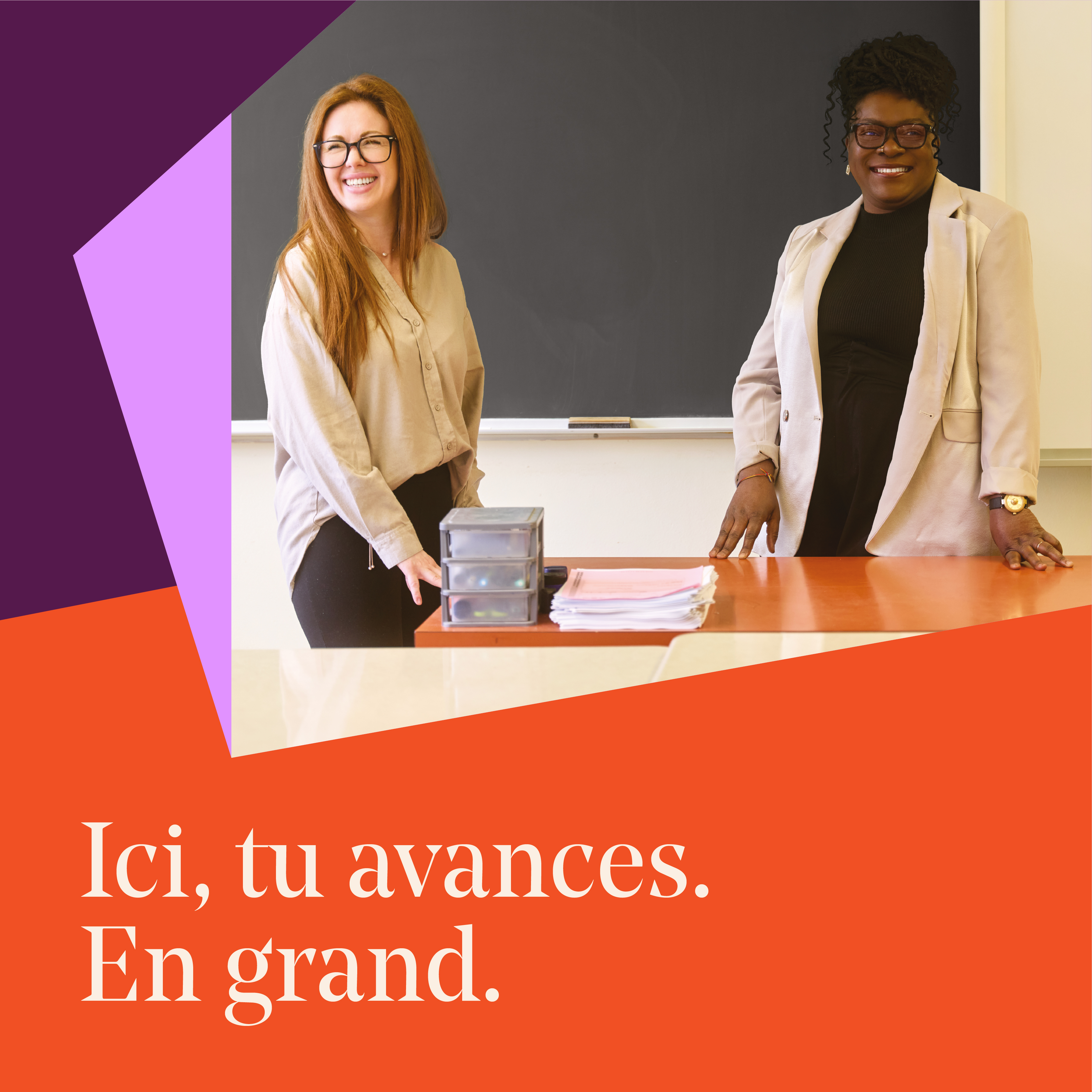 Campagne de recrutement du CSSDM: deux femmes souriantes dans une salle de classe, sur fond mauve et orange. Slogan: « Ici, tu avances. En grand. »