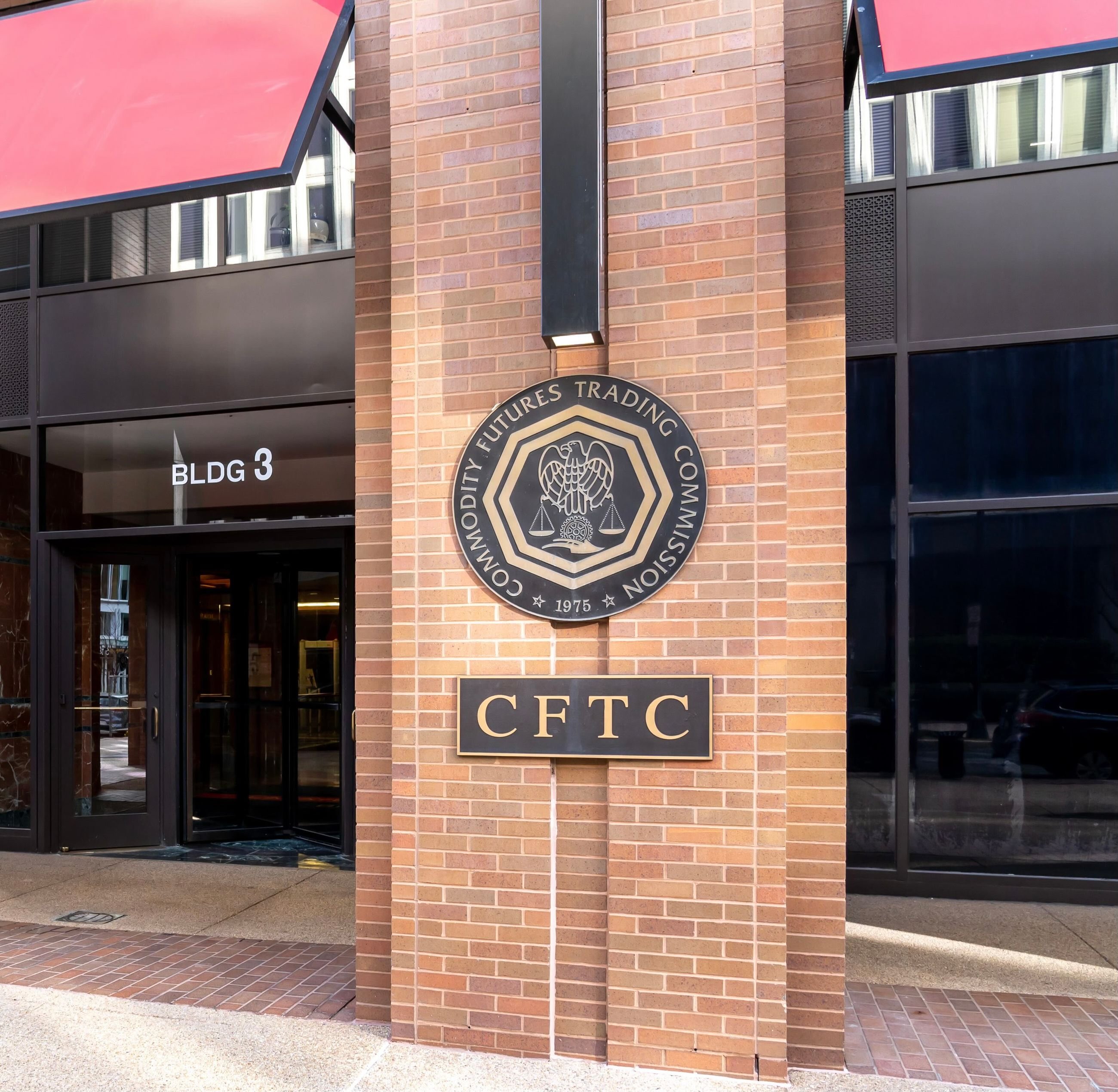 CFTC Awards More Than $1.8 Million to Two Whistleblowers in Investor Fraud Cases