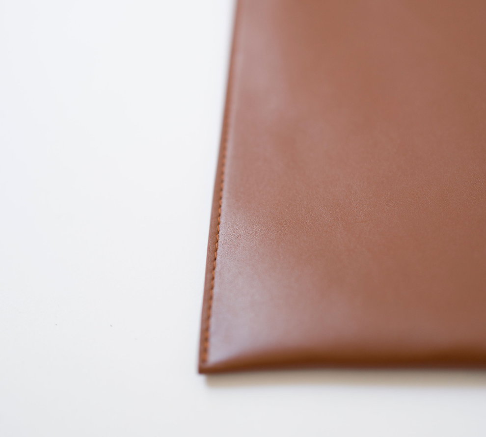 funda de cuero para ordenador con logotipo
