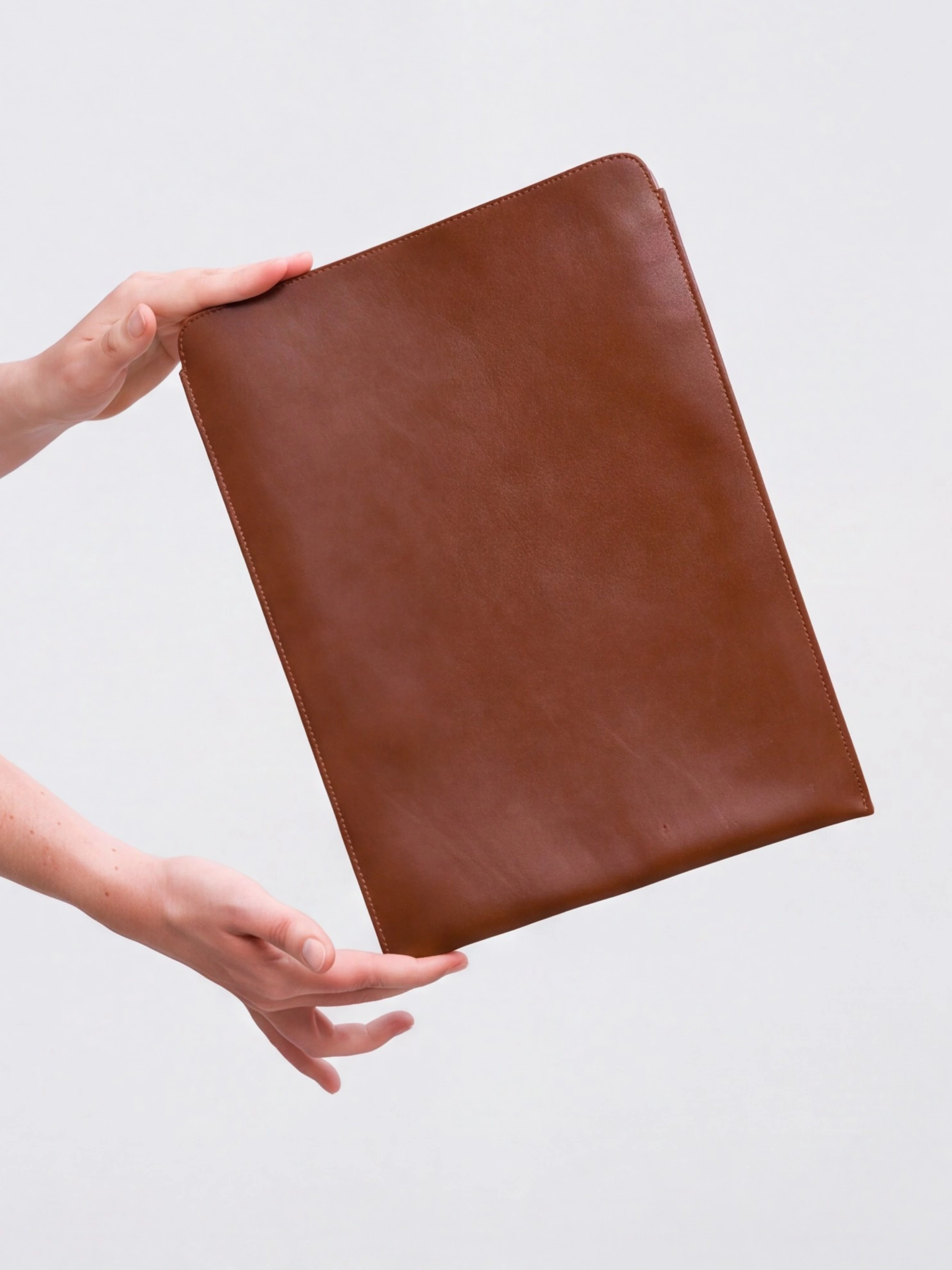 La pochette d'ordinateur en cuir