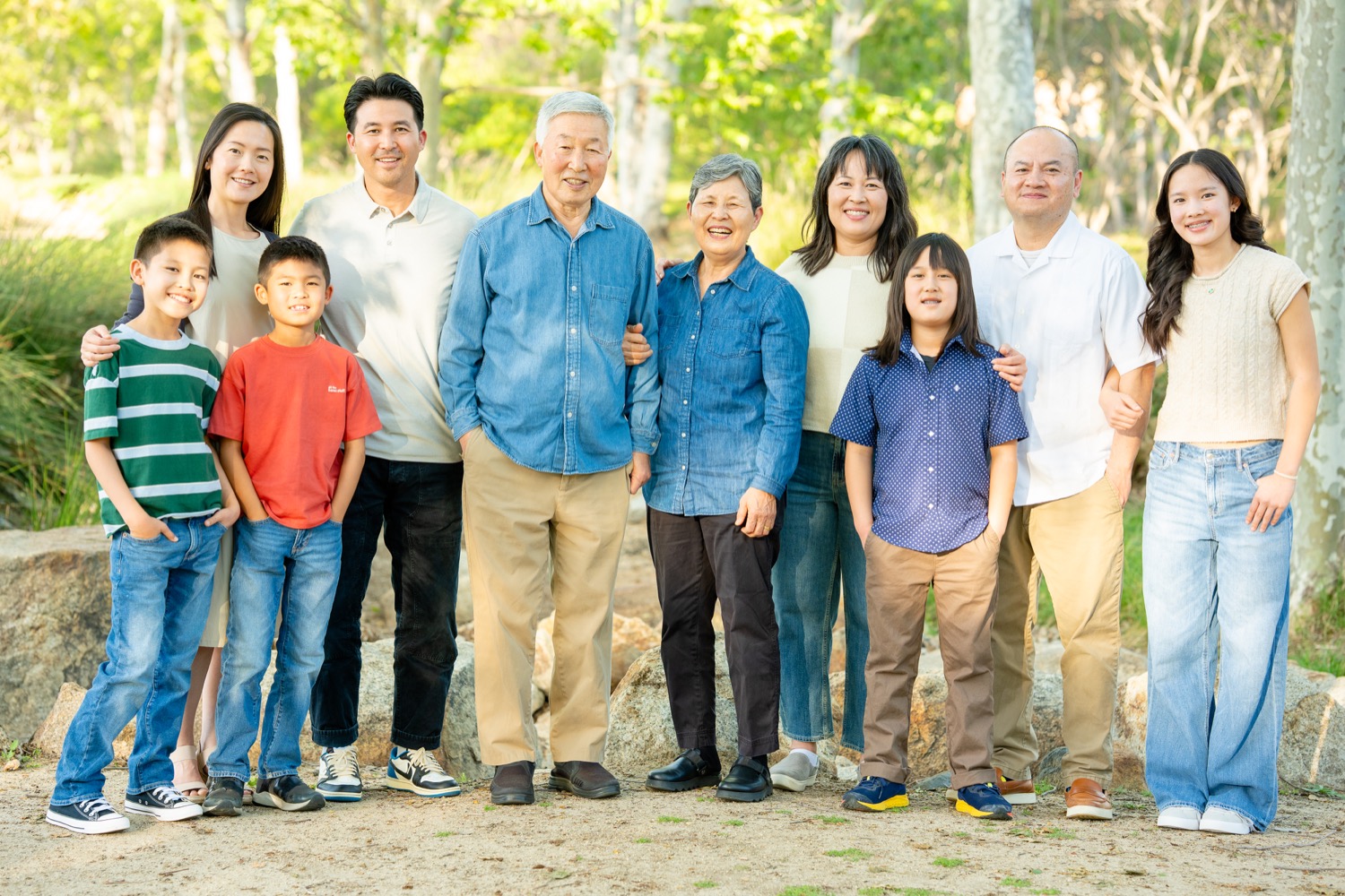 open space trail extended family photo session in Irvine