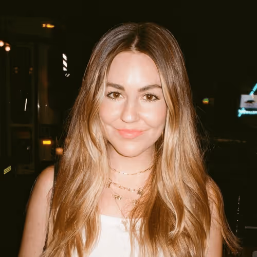 Allie Arnott Headshot