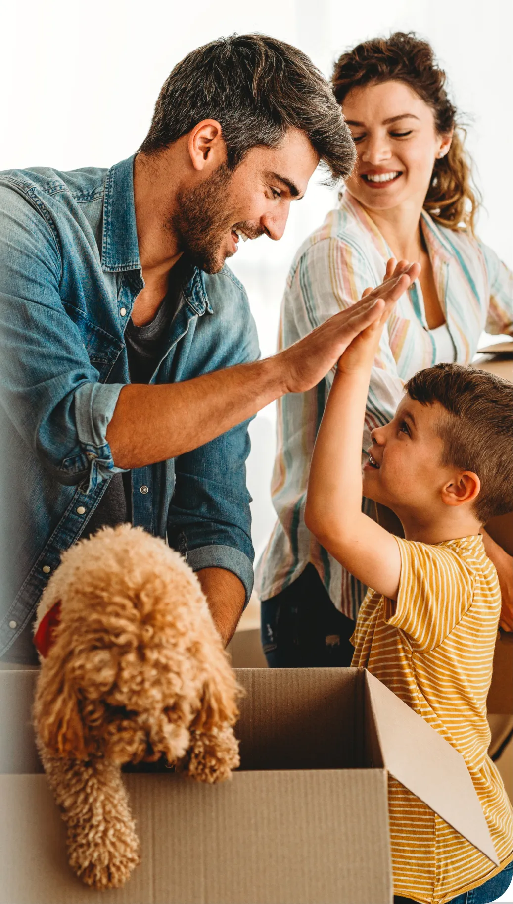 Familia celebrando en casa con su perro