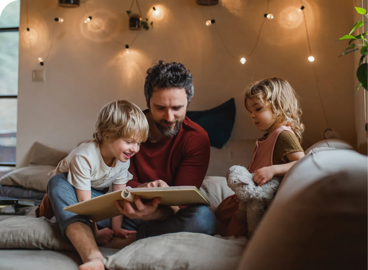 Familia en el sofá revisando su factura de la luz