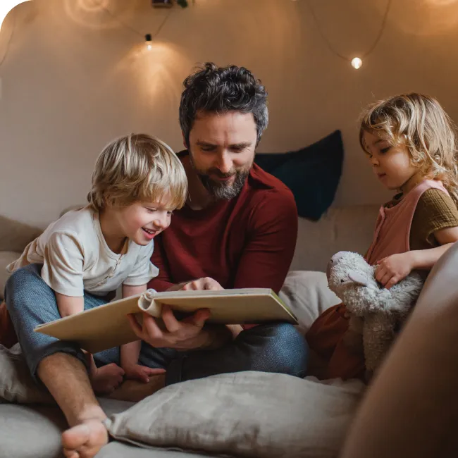 Familia en el sofá revisando su factura de la luz